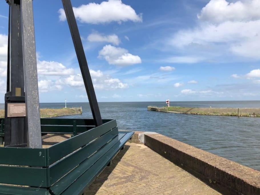 Gezellige Pipo Met Grote Schommel Aan Het Water Villa Medemblik Buitenkant foto