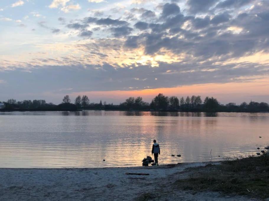 Gezellige Pipo Met Grote Schommel Aan Het Water Villa Medemblik Buitenkant foto