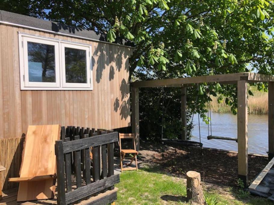 Gezellige Pipo Met Grote Schommel Aan Het Water Villa Medemblik Buitenkant foto