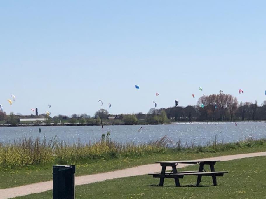 Gezellige Pipo Met Grote Schommel Aan Het Water Villa Medemblik Buitenkant foto